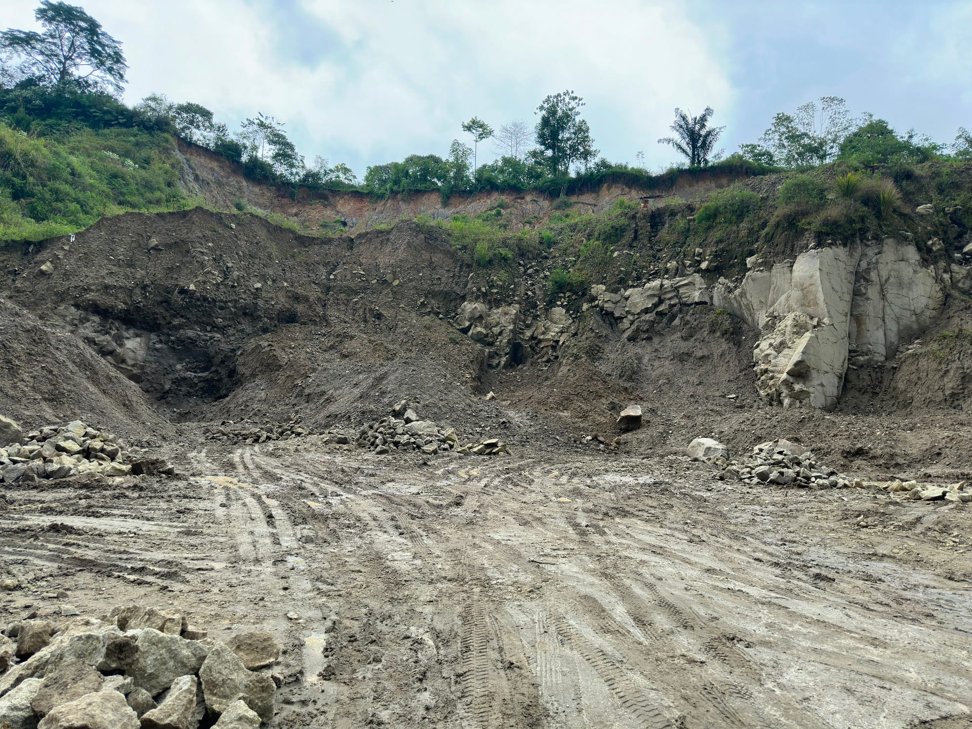 Kondisi area pertambangan terbuka pada lokasi kegiatan usaha