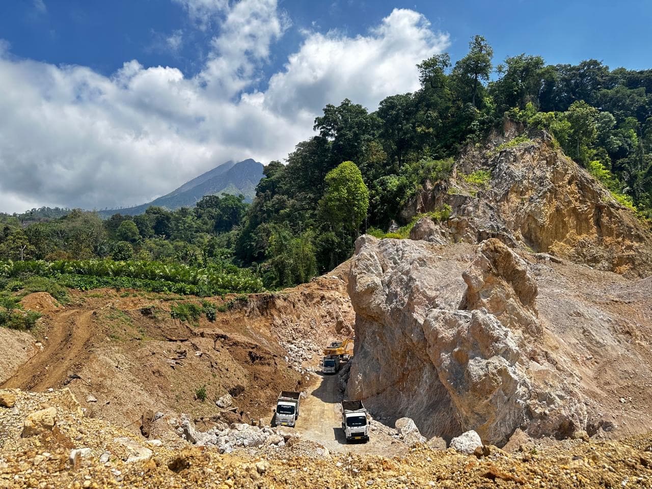 Area kegiatan usaha CV Gradasi Utama Pertiwi dengan latar pegunungan