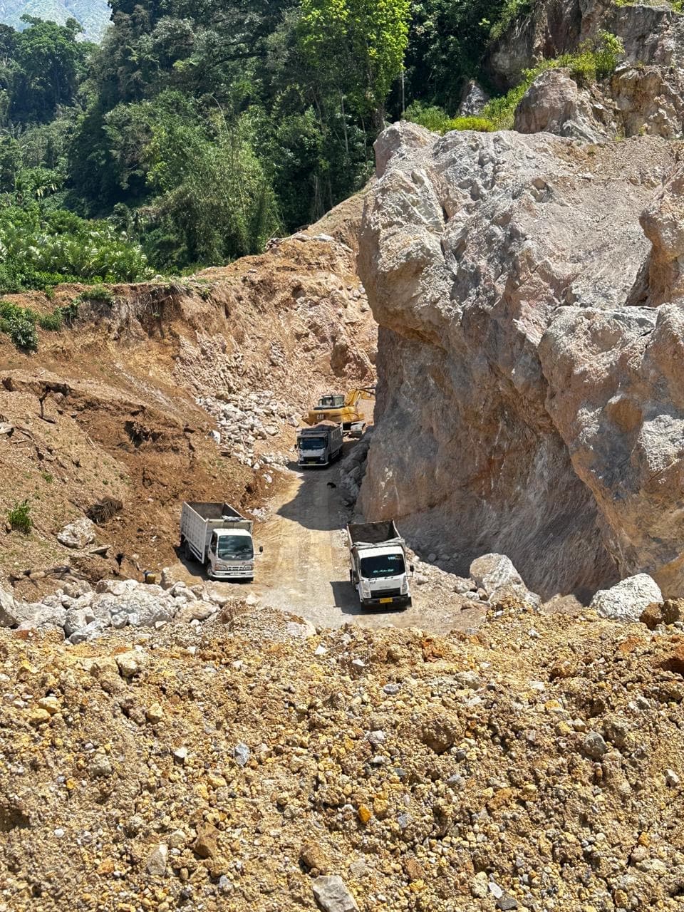 Aktivitas pengangkutan material di lokasi tambang