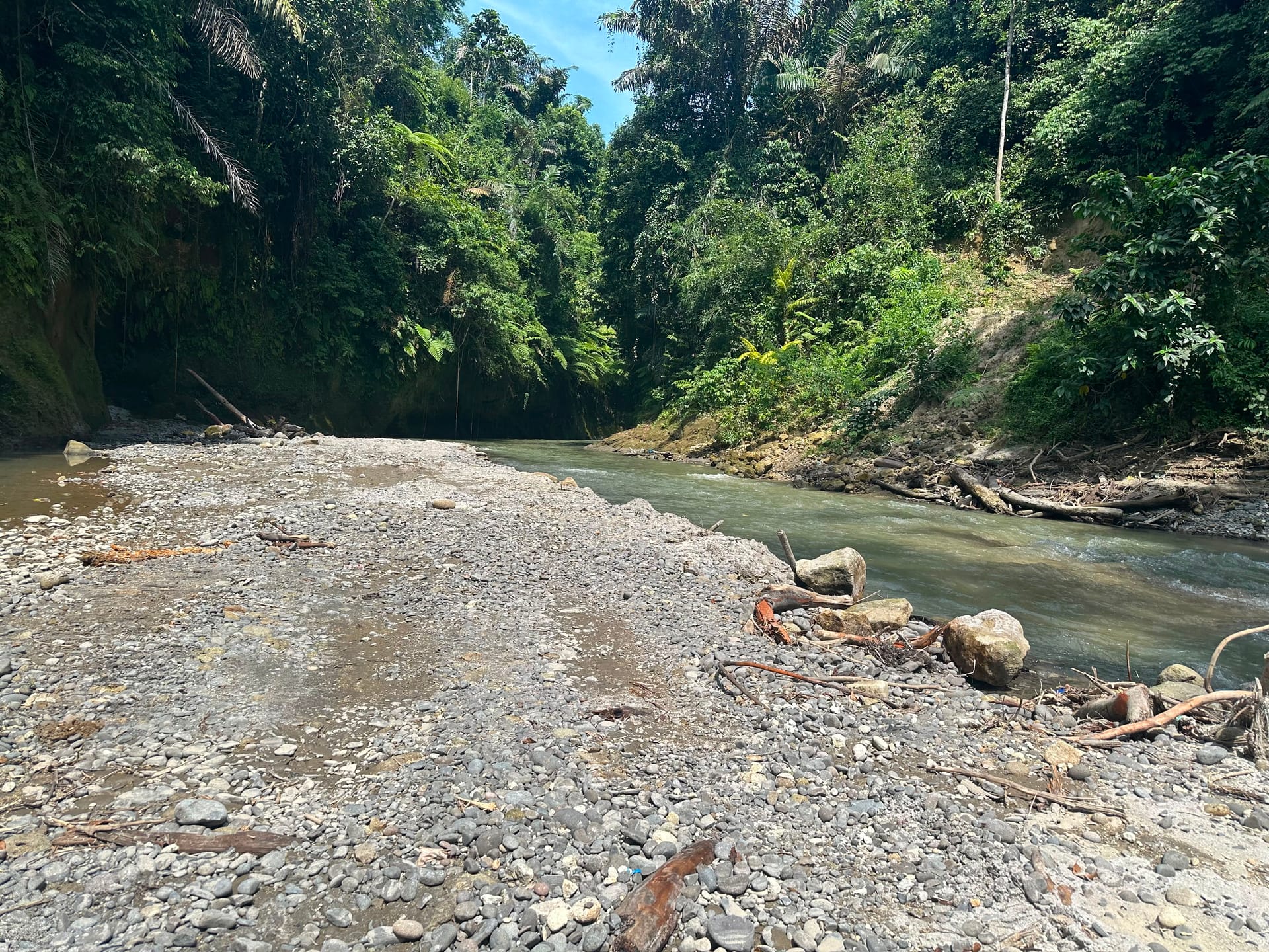 Kondisi aliran sungai dan tebing di sekitar area kegiatan usaha