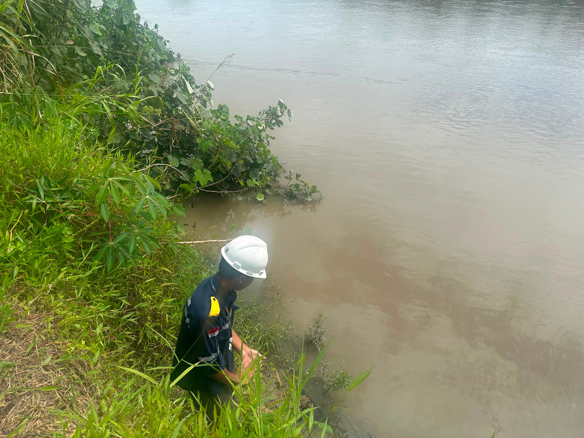 Tim lapangan mengambil sampel air sungai untuk pemantauan kualitas lingkungan