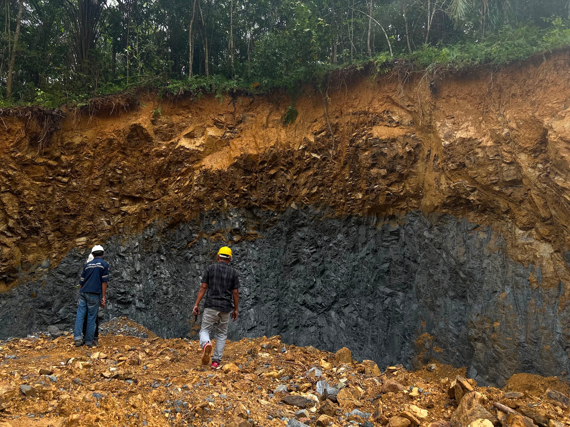 Tim teknis mengidentifikasi struktur dan lapisan batuan di lokasi kegiatan